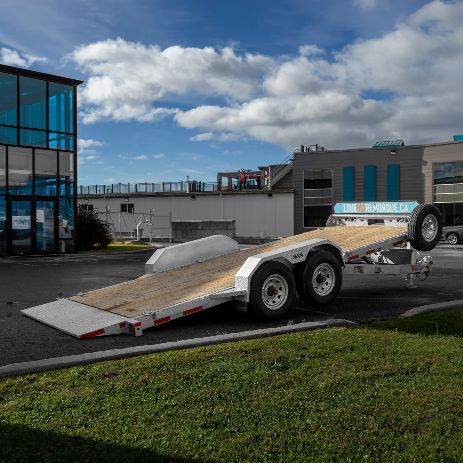 Tilt flatbed trailer