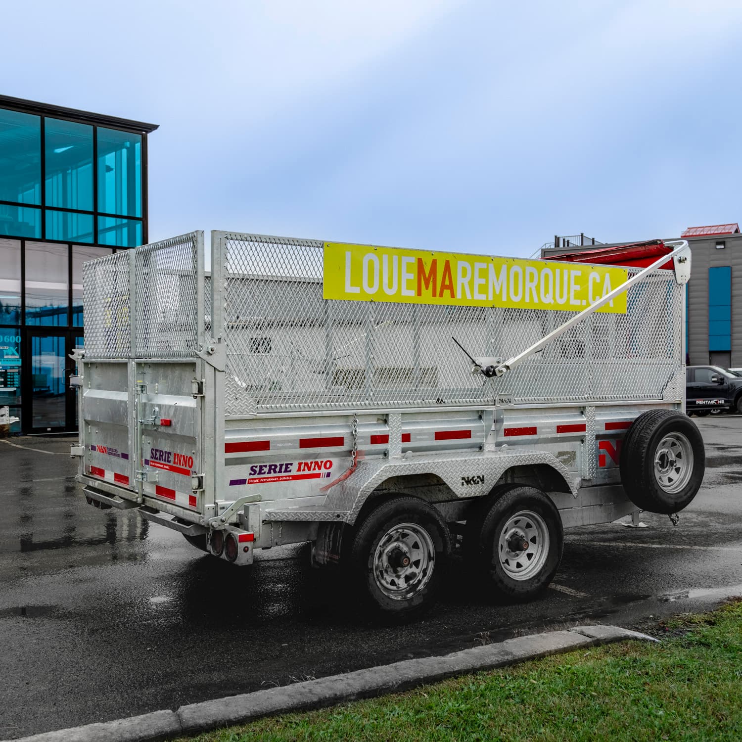 Dump trailer with mesh sides