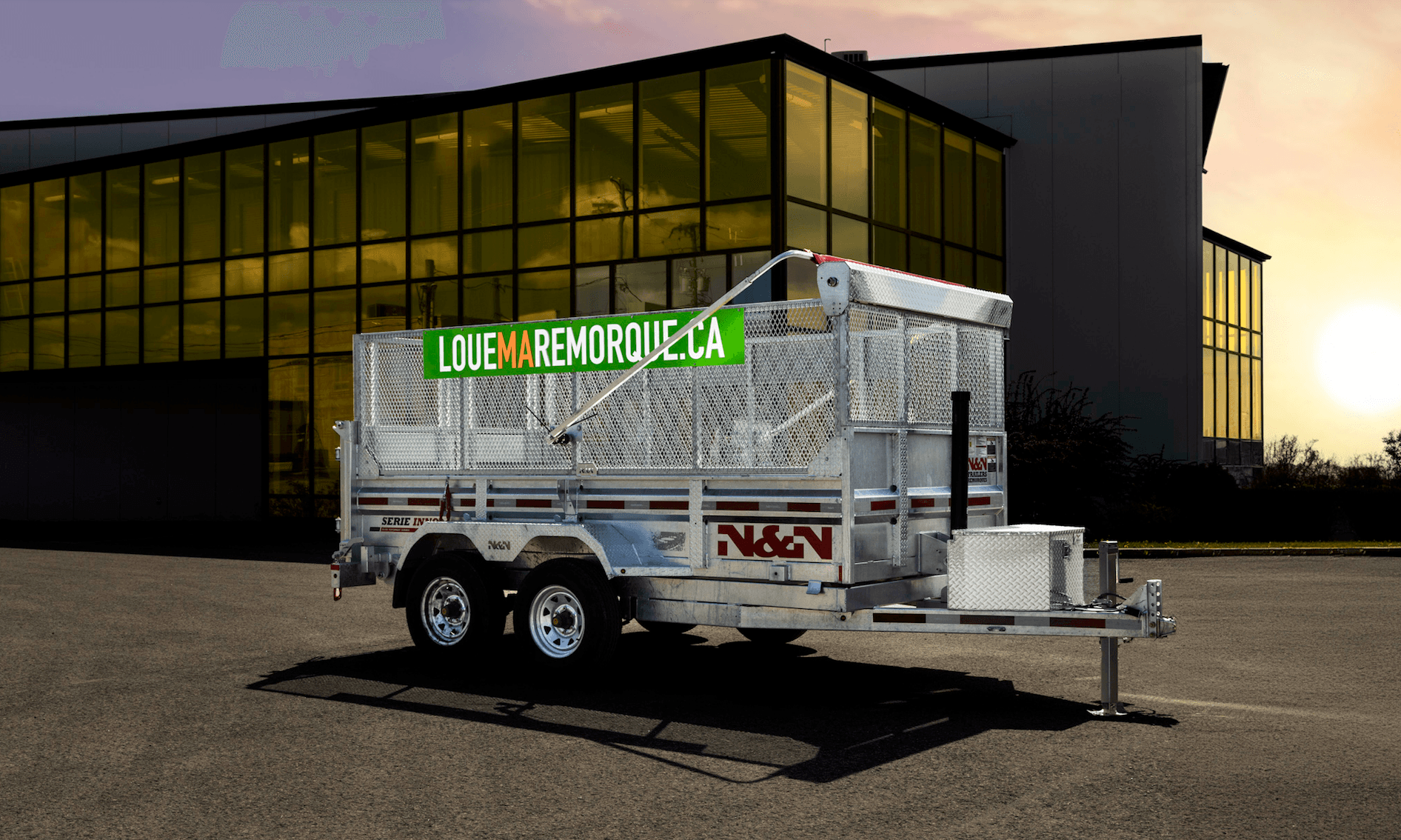 Dump trailer with mesh sides