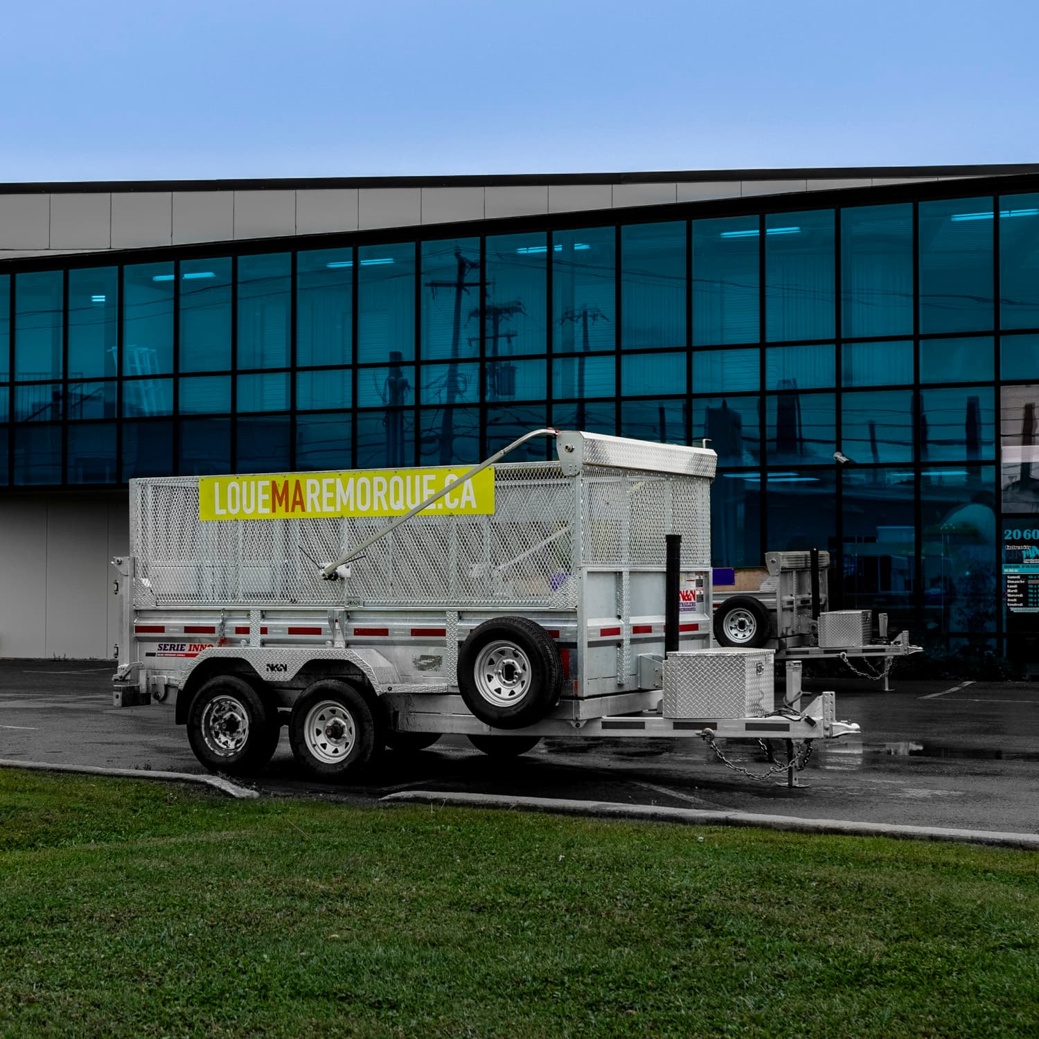 Dump trailer with mesh sides